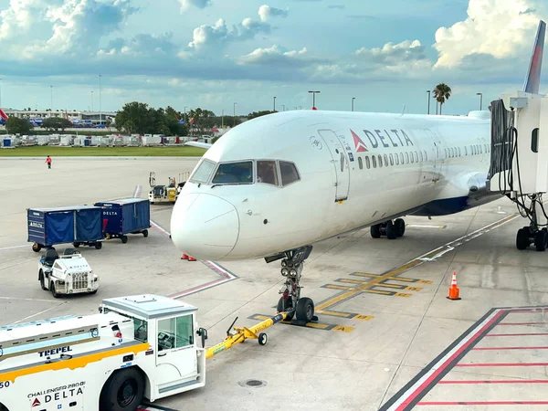 Ορλάντο Φλόριντα Ηπα Ιουνίου 2023 Μπροστά Από Ένα Επιβατικό Αεροσκάφος — Φωτογραφία Αρχείου