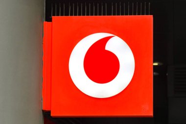 Londra, İngiltere, İngiltere - 28 Haziran 2023: Londra 'nın merkezinde Paddington' daki Vodafone cep telefonu zincirinin şubesinin girişindeki bir tabelayı kapatın.