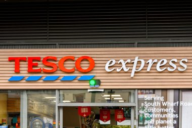 Londra, İngiltere, İngiltere - 28 Haziran 2023: Londra 'nın merkezindeki Paddington' da Tesco Express şubesinin girişinin üzerinde imza.