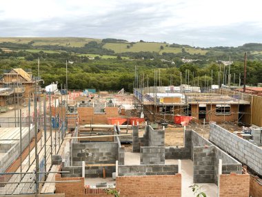 Pontypridd, Galler, UK- 13 Temmuz 2023: Pontypridd 'in dışındaki Kilise Köyü' nde yeni evler inşa ediliyor.