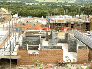 Pontypridd, Galler, UK- 13 Temmuz 2023: Pontypridd 'in dışındaki kilise köyünde yeni evler inşa ediliyor.