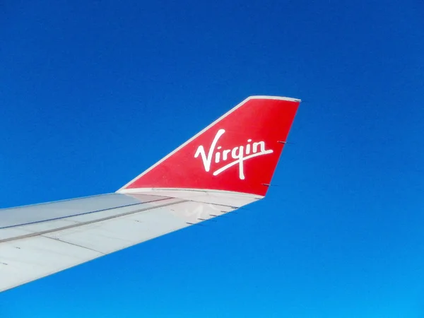 英国伦敦 2023年6月14日 一架在深蓝色天空中飞行的维珍大西洋航空公司客机机翼顶部弯曲的节油翼 — 图库照片