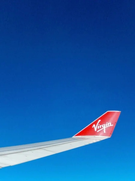 ロンドン イギリス イギリス 2023年6月14日 深い青空に対するヴァージン アトランティック航空の旅客機の翼の先端に湾曲した燃料節約の翼 — ストック写真