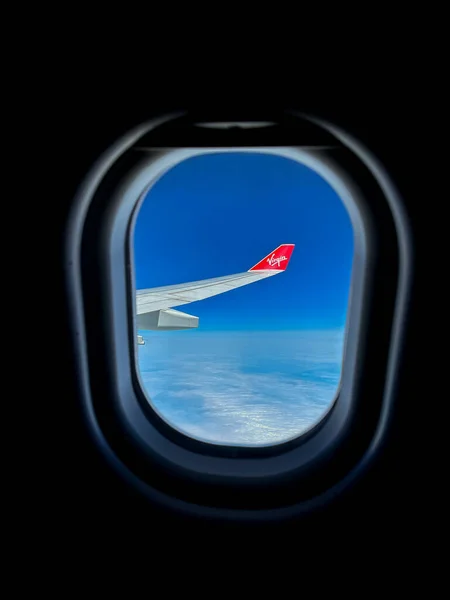 イギリスのロンドン 2023年6月14日 翼端は 航空機の窓に囲まれたビューを持つバージン大西洋航空の旅客機 — ストック写真