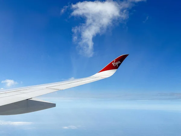 2023 2023 버진아 에어웨이즈 여객기의 날개가 하늘로 날아가는 모습을 — 스톡 사진