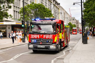 Londra, İngiltere, Uk - 27 Haziran 2023: Londra İtfaiye Teşkilatı 'nın itfaiye aracı Londra şehir merkezindeki Oxford Caddesi boyunca mavi ışıklar yanıp sönüyor