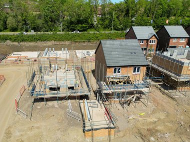 Pontypridd, Galler, İngiltere - 20 Mayıs 2023: Pontypridd 'in varoşlarındaki Kilise Köyü' nde Bellway Homes 'un yeni bir konut inşaatının havadan görüntüsü.