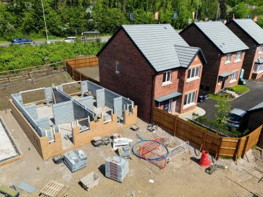 Pontypridd, Galler, İngiltere - 20 Mayıs 2023: Pontypridd 'in varoşlarındaki Kilise Köyü' nde Bellway Homes 'un yeni bir konut inşaatının havadan görüntüsü.