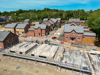 Pontypridd, Galler, İngiltere - 20 Mayıs 2023: Pontypridd 'in varoşlarındaki Kilise Köyü' nde Bellway Homes 'un yeni bir konut inşaatının havadan görüntüsü.