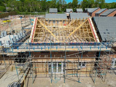 Pontypridd, Galler, İngiltere - 20 Mayıs 2023: Pontypridd 'in varoşlarındaki Kilise Köyü' nde Bellway Homes 'un yeni bir konut inşaatının havadan görüntüsü.