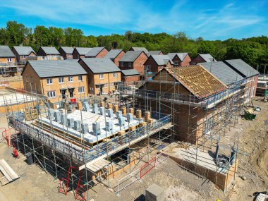 Pontypridd, Galler, İngiltere - 20 Mayıs 2023: Pontypridd 'in varoşlarındaki Kilise Köyü' nde Bellway Homes 'un yeni bir konut inşaatının havadan görüntüsü.
