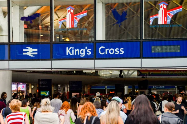 2023年6月27日 ロンドン中心部のキングス クロス駅に入る — ストック写真