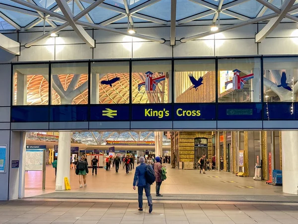 Londres Inglaterra Reino Unido Junio 2023 Persona Que Entra Estación — Foto de Stock