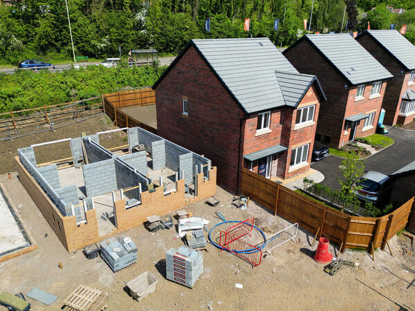 Понтиприд, Уэльс, Великобритания - 20 мая 2023 года: Вид с воздуха на новый жилой комплекс Bellway Homes в Черч-Виллидж на окраинах Понтиприда.