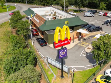 Llantrisant, Wales, İngiltere - 19 Temmuz 2023: McDonald 's' ın bir şubesinin hava görüntüsü Güney Galler 'de Talbot Green yakınlarındaki restoranın dışındaki yolda arabalarla.