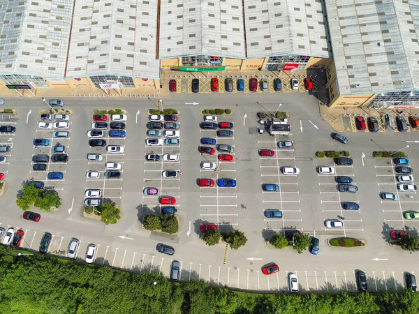 Llantrisant, Wales, İngiltere - 19 Temmuz 2023: Talbot Green Güney Galler yakınlarındaki şehir dışındaki bir perakende parkındaki mağazaların havadan görüntüsü