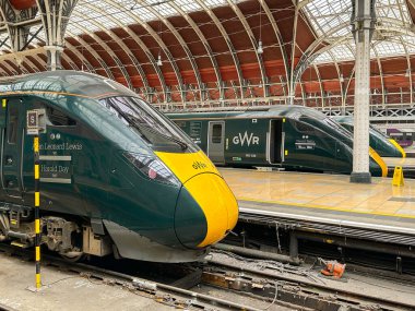 Londra, İngiltere, İngiltere - 28 Haziran 2023: Londra Paddington tren istasyonunda Great Western Railway tarafından işletilen yüksek hızlı trenler