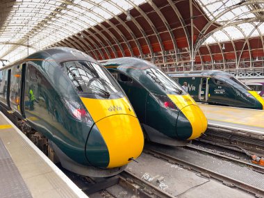 Londra, İngiltere, İngiltere - 28 Haziran 2023: Londra Paddington tren istasyonunda Great Western Railway tarafından işletilen yüksek hızlı trenler