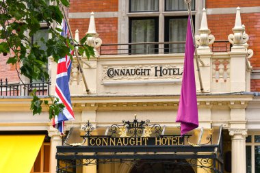 Londra, İngiltere, İngiltere - 28 Haziran 2023: Londra 'nın merkezindeki Mayfair' deki Connaught Oteline Giriş