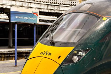 Londra, İngiltere, İngiltere - 28 Haziran 2023: Londra Paddington tren istasyonundaki bir istasyonun önünde Great Western Demiryolu tarafından işletilen hızlı trenin önünü kapatın