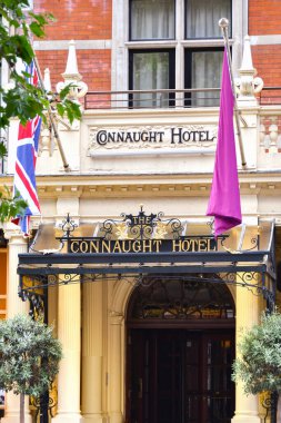 Londra, İngiltere, İngiltere - 28 Haziran 2023: Londra 'nın merkezindeki Mayfair' deki Connaught Oteline Giriş