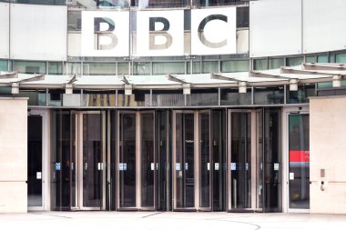 Londra, İngiltere, İngiltere - 28 Haziran 2023: Lodnon şehir merkezindeki BBC Yayın Evi 'ne Giriş