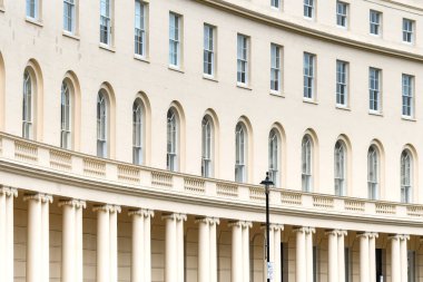 Londra, İngiltere, İngiltere - 28 Haziran 2023: Londra şehir merkezindeki geleneksel şehir evlerinin hilal şeklinde terası