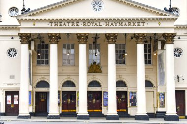 Londra, İngiltere, İngiltere - 28 Haziran 2023: Merkez Lodnon 'daki Haymarket Royal Tiyatrosu' nun dış görünüşü