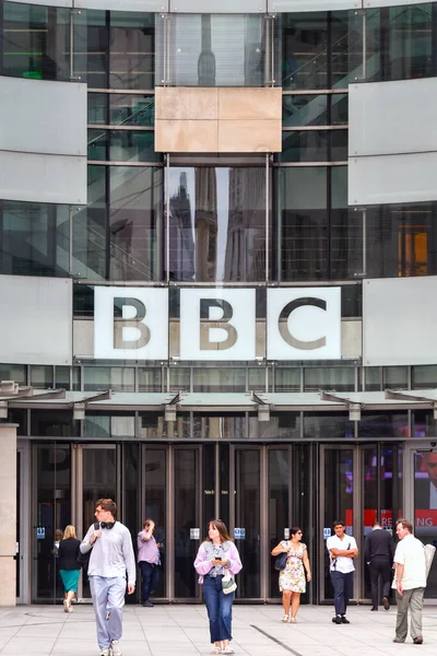 Londra, İngiltere, İngiltere - 28 Haziran 2023: Lodnon şehir merkezindeki BBC Yayın Evi 'ne girip çıkan insanlar