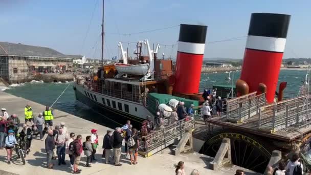 Porthcawl País Gales Junho 2023 Passageiros Embarcando Navio Vapor Waverley — Vídeo de Stock
