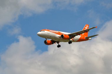 Londra, İngiltere, İngiltere - 1 Ağustos 2023: Airbus A319, Londra Gatwick Havaalanı 'na iniş yapan ucuz havayolu şirketi tarafından işletilmektedir..