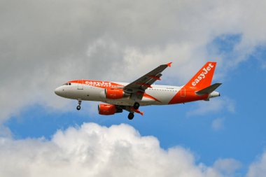 Londra, İngiltere, İngiltere - 1 Ağustos 2023: Airbus A319, Londra Gatwick Havaalanı 'na iniş yapan ucuz havayolu şirketi tarafından işletilmektedir..