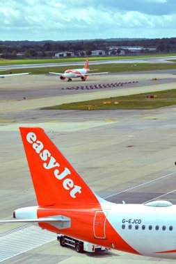 Londra, İngiltere, İngiltere - 1 Ağustos 2023: Bir Airbus A320 yolcu uçağının kuyruk yüzgeci, Londra Gatwick havaalanında bütçe havayolu kolay jeti (ruhsat G-EJCD) tarafından işletiliyor.