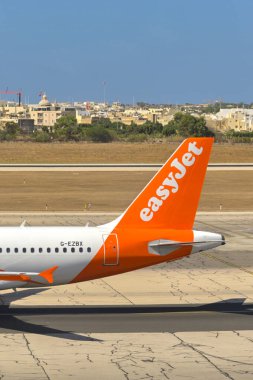 Luqa, Malta - 9 Ağustos 2023: Airbus A320 tatil jetinin kuyruk yüzgeci (ruhsat G-EZBX) Malta Uluslararası Havaalanına geliyor