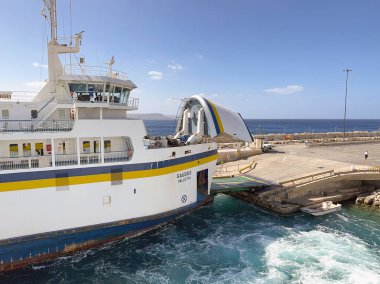 Gozo, Malta - 5 Ağustos 2023: Gozo adasındaki Mgarr limanına yanaşan feribot ve ana ada Malta. Feribot Gozo Channel Line tarafından işletilmektedir..