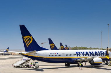 Luqa, Malta - 7 Ağustos 2023: İrlanda havayolu şirketi Ryanair tarafından işletilen Boeing 737 tatil jetlerinin kuyruk yüzgeçleri