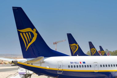 Luqa, Malta - 7 Ağustos 2023: İrlanda havayolu şirketi Ryanair tarafından işletilen Boeing 737 tatil jetlerinin kuyruk yüzgeçleri