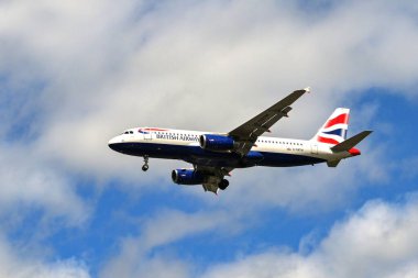 Londra, İngiltere, İngiltere - 1 Ağustos 2023: British Airbus A320 jeti Londra Gatwick havaalanına iniş yapmak üzere British Airways tarafından kullanıldı.