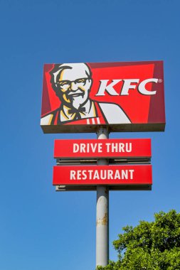 Mdina, Malta -4 Ağustos 2023: Kentucky Fried Chicken KFC şirketi tarafından işletilen ve derin mavi gökyüzüne karşı izole edilmiş bir restoran için büyük işaret.