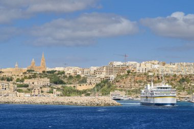 Gozo, Malta - 5 Ağustos 2023: Mgarr Limanı 'ndan kalkan feribot, araçları ve yolcuları Malta' ya götürüyor..