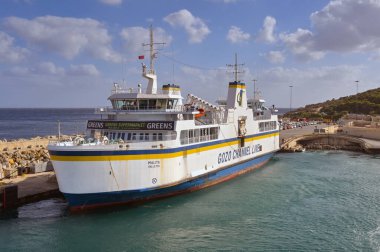 Gozo, Malta - 5 Ağustos 2023: Gozo adasındaki Mgarr limanına yanaşan feribot. Feribot Gozo Channel Line tarafından işletiliyor..