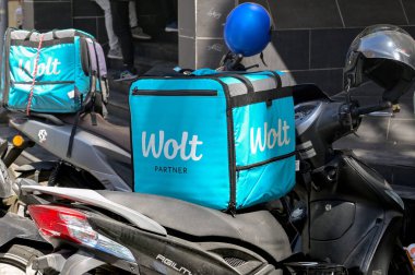 St. Julians, Malta - 6 Ağustos 2023: Motosikletlerin arkasındaki Wolt paket servisi için izole edilmiş konteynırlar