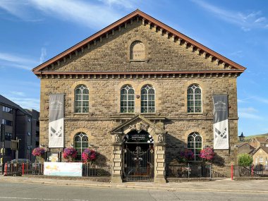 Pontypridd, Galler - 19 Ağustos 2023: 1861 yılında inşa edilmiş eski bir şapelde bulunan kasabanın müzesinin ön görünüşü.