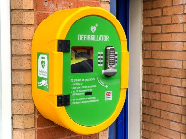 Pontypridd, Galler - 19 Ağustos 2023: Şehir merkezindeki bir binanın duvarındaki acil durum defibrilatörü ekipmanı