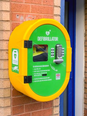 Pontypridd, Galler - 19 Ağustos 2023: Şehir merkezindeki bir binanın duvarındaki acil durum defibrilatörü ekipmanı