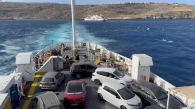 Gozo, Malta 5 Ağustos 2023: Gozo ve Malta adaları arasında bir feribotun güvertesindeki arabalar