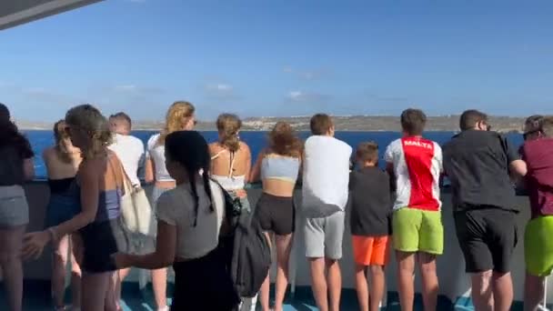 Gozo Malta Agosto 2023 Jovens Convés Frente Ventosa Uma Travessia — Vídeo de Stock