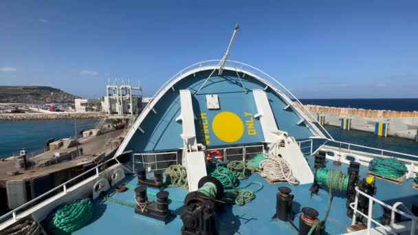 2023年8月5日 马耳他戈佐 在一艘汽车轮渡离开梅利埃哈码头前往戈佐岛时 船头被放下 — 图库视频影像