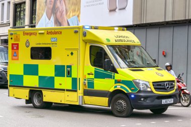 Londra, İngiltere, İngiltere - 22 Ağustos 2023: Londra Ambulans Servisi 'nin Londra şehir merkezinde mavi ışıkları yanıp sönen acil ambulansı