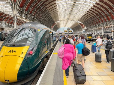 Londra, İngiltere, İngiltere - 25 Ağustos 2023: Londra Paddington tren istasyonundaki platformlardan birinde yürüyen yolcular